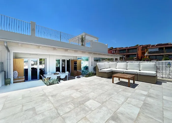 Luxury Sea View At Only 4-min Walk To