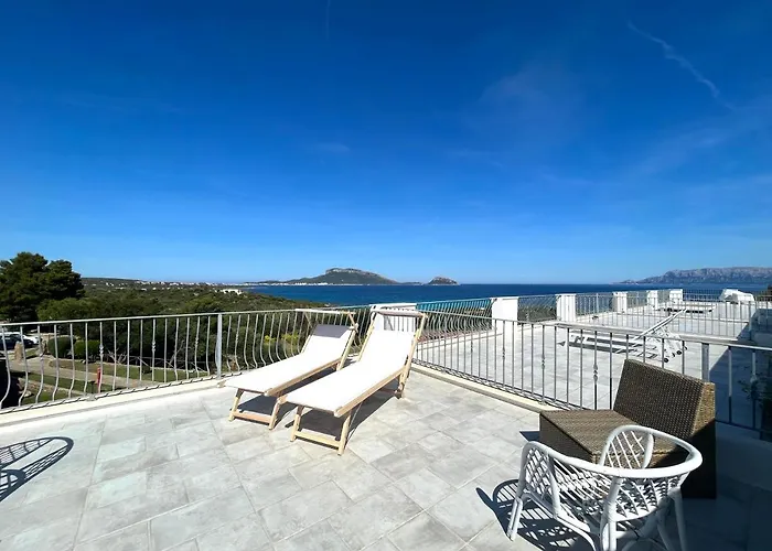 Luxury Sea View At Only 4-min Walk To